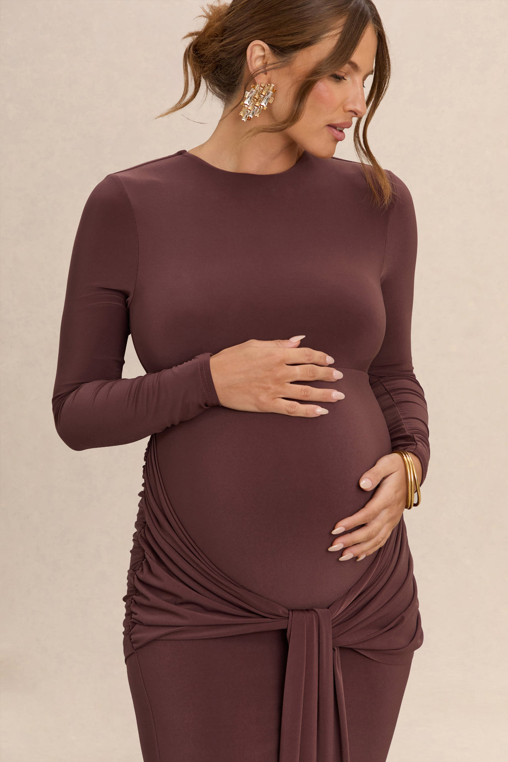 Aveny Brown Crew-Neck Maternity Maxi Dress With Ruched-Detailing And Sash – additional view