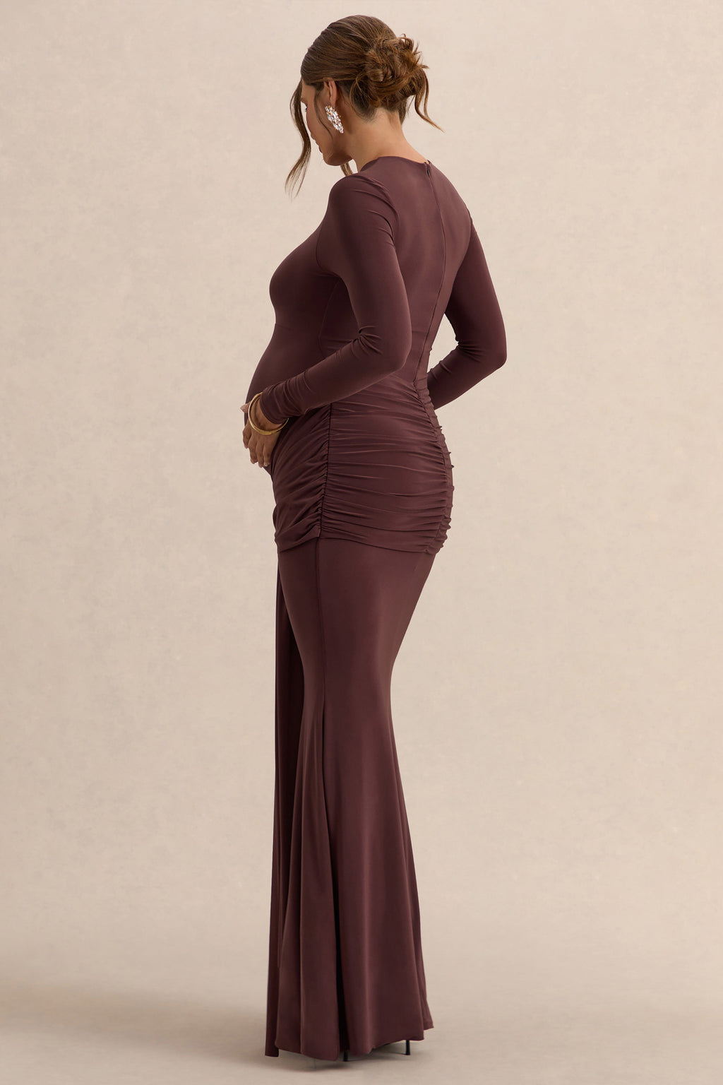 Aveny Brown Crew-Neck Maternity Maxi Dress With Ruched-Detailing And Sash – lifestyle photo